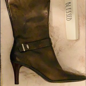 NWOT Joan & David CIRCA metallic boot